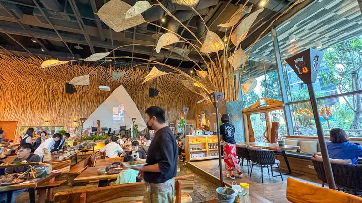 店內面積滿大，不過用餐時間還是會客滿。