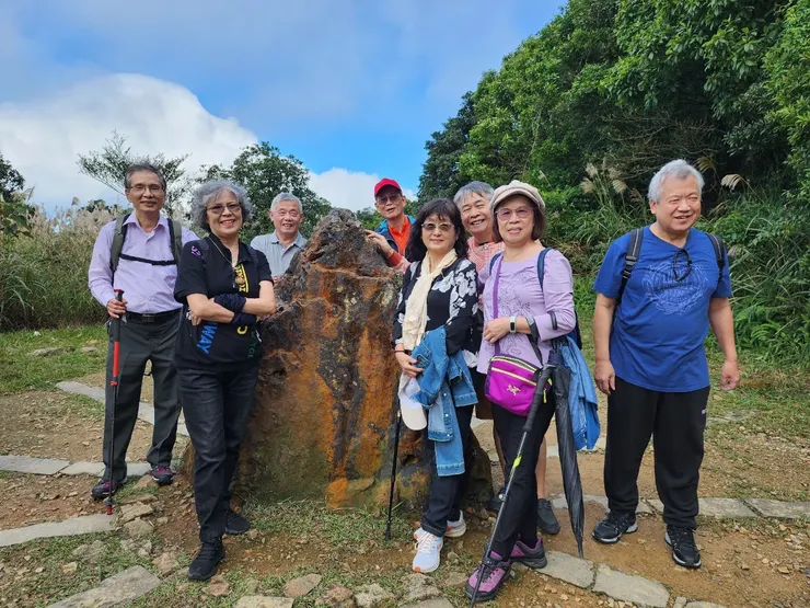 金礦石放出的光芒，應該略遜於同學的貴氣逼人吧！