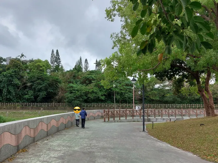 一對夫妻健走散步在將軍府旁步道 / 資料來源：我自己