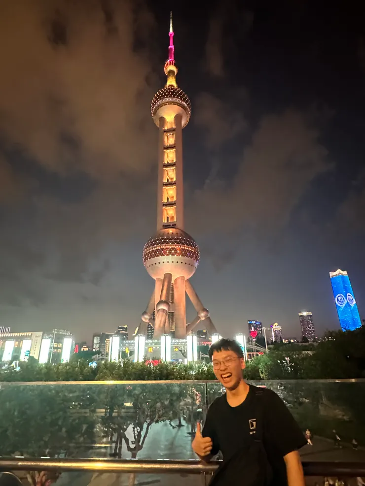 滿意地開懷大笑