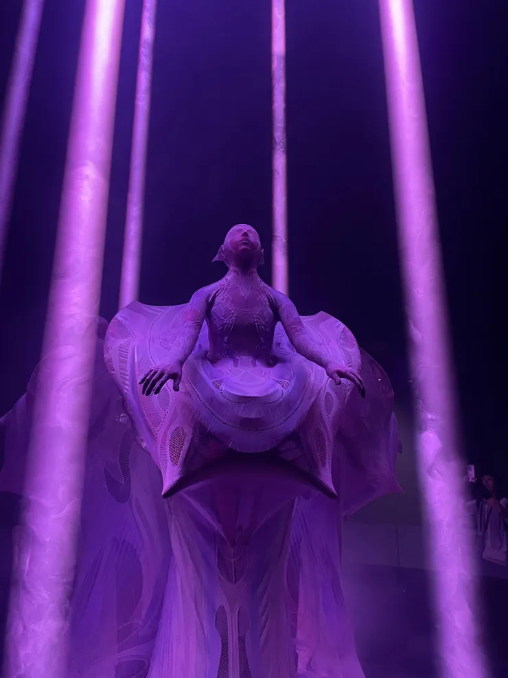 「生命的未來」最後一區的機器人展示：千年後的未來人類型態