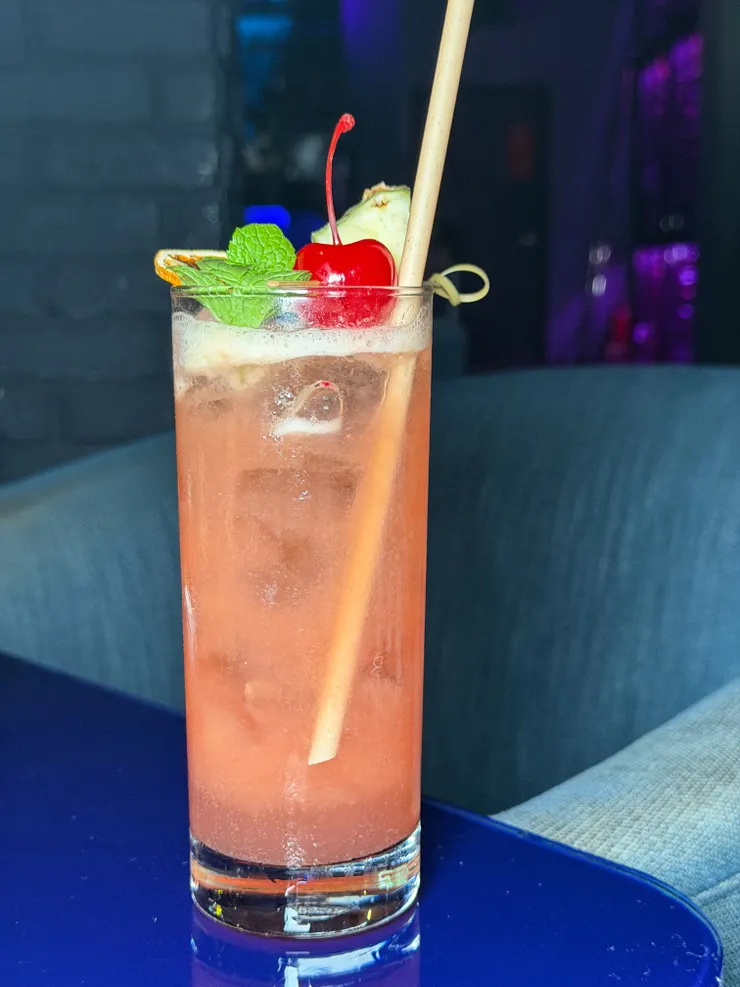 然後可以吃到很多下酒菜！ 還有各式各樣的調酒，品項超多