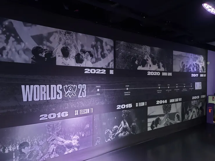 走上二樓的LCK時光長廊