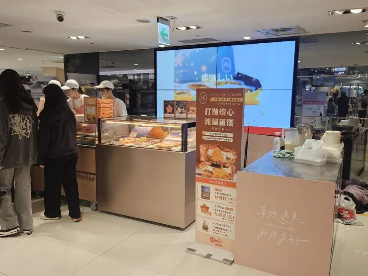 櫃位滿滿都是人~