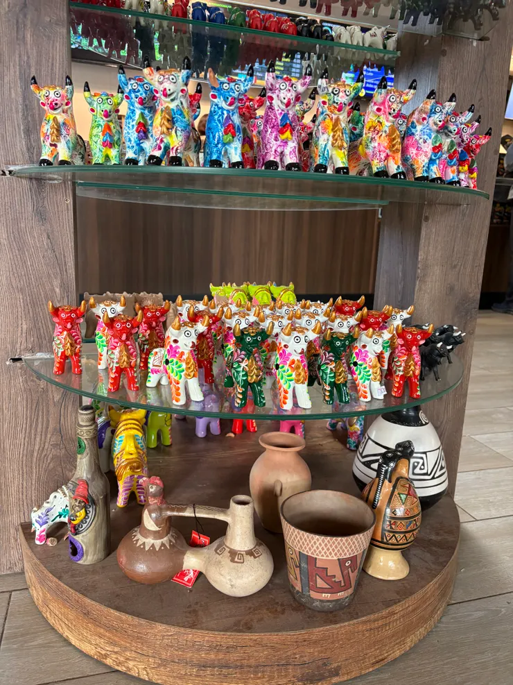 紀念品店裡五彩繽紛的Pucara小牛，最下層還有動物吹哨壺，加了水後搖晃可以發出動物的聲音。很想買一個回台灣，但想到托運的難度和接下來長遠的旅途就卻步了…