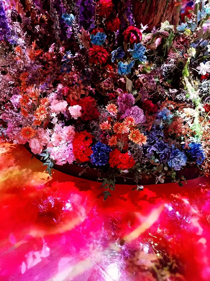 百花爭奇鬥艷，雖然不是真的。但，什麼又是真的呢?