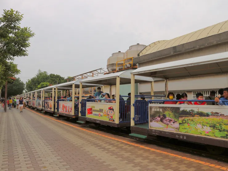 小火車上滿滿都是人