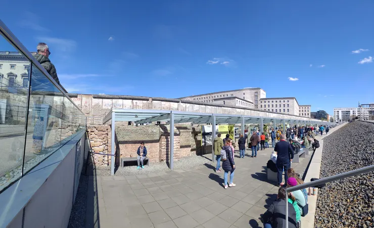 恐怖地形圖紀念館外面