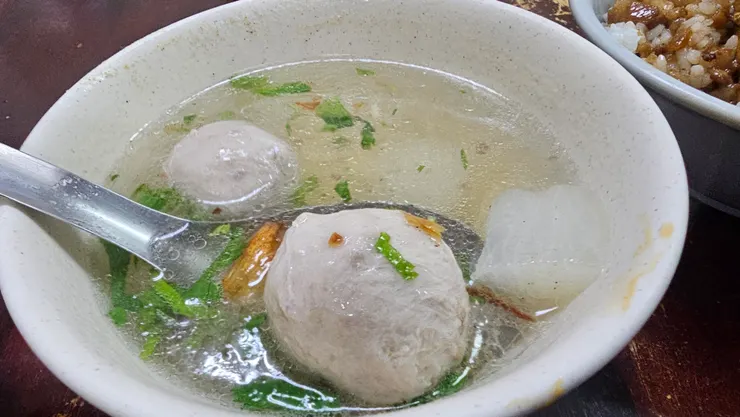貢丸湯也很好喝!真的可以吃到蘿蔔喔!