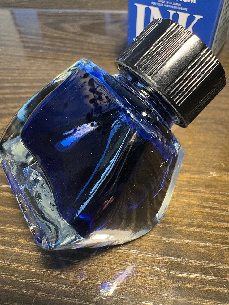 頃置瓶身的集墨設計。