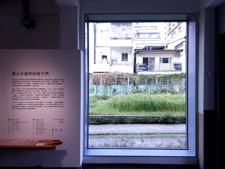 黃土水專室透過大片落地窗與學生種植的稻作形成框景。