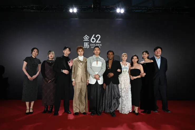 第 62 屆金馬獎頒獎典禮，最佳導演李駿碩，與《眾生相》劇組。／影像提供：台北金馬影展執行委員會