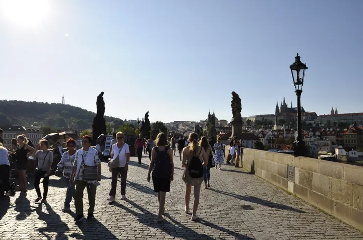 行走在查理大橋上