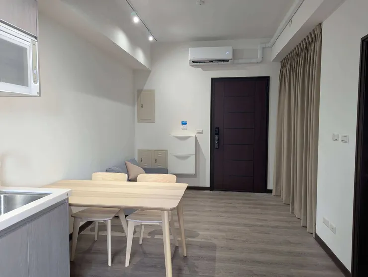 客廳正對面的牆被取消，改以窗簾做分割，可以放大客廳與次臥的空間感