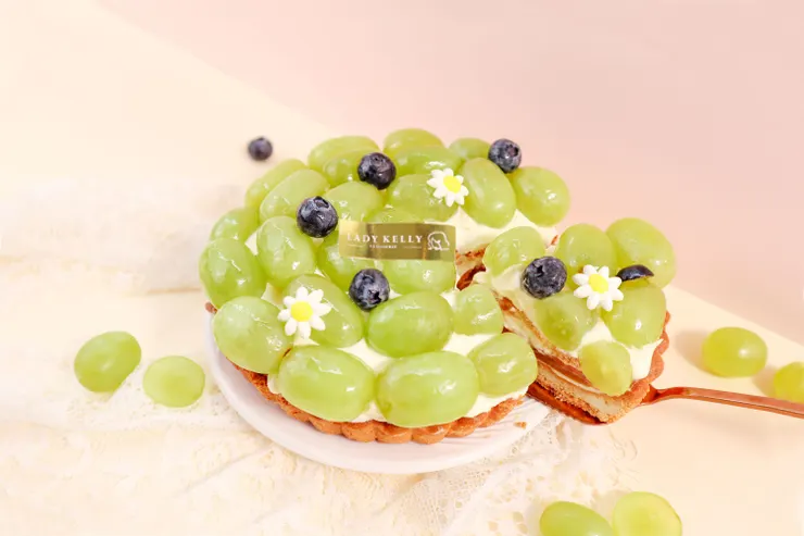 「碧玉葡萄塔」以飽滿葡萄與細緻乳酪演繹優雅，佐以果香與小花點綴，散發氣質少女魅力。（資料來源：LADY KELLY）