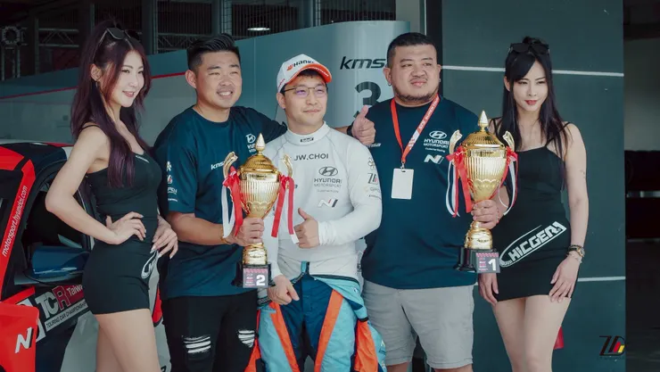 現代汽車N性能部門會長崔丁元（中）駕駛賽車征戰麗寶賽道，勇奪開幕賽冠軍。圖/正德汽車提供