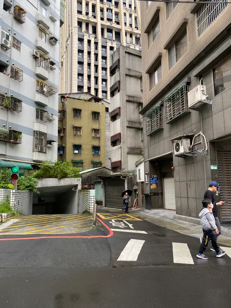 通過景興路282巷之後,景後街變得非常狹窄,只能供機車通行