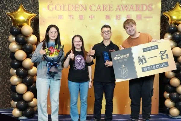 （圖說：伊甸台中居家式長照機構居服員胡偉晟(右二)榮獲2025「長照男神獎」第一名，機構的主管與同仁是他最大的支持後盾。圖/伊甸公關中心）