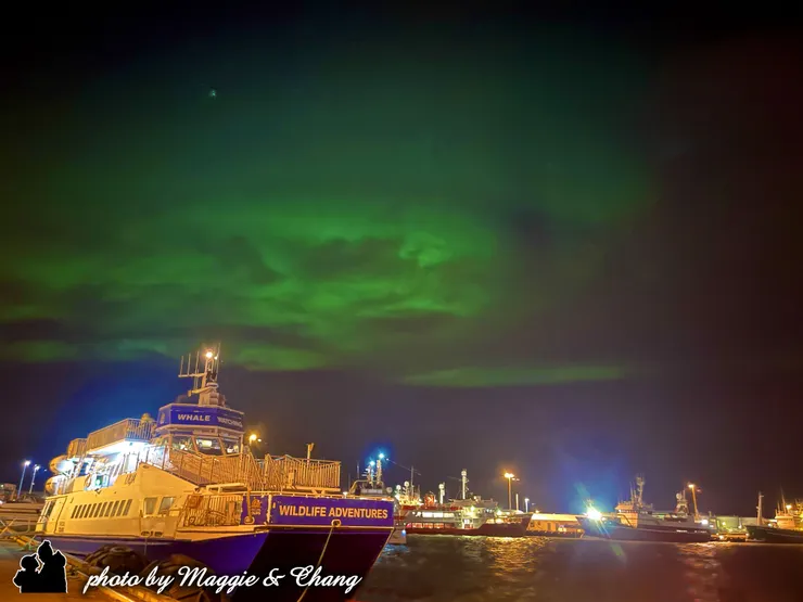 在雷克雅維克港口上的極光形成一個光圈。