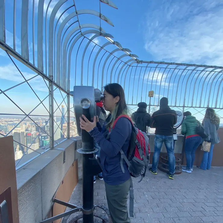 86 樓觀景台的望遠鏡可以看到前天到訪的自由島