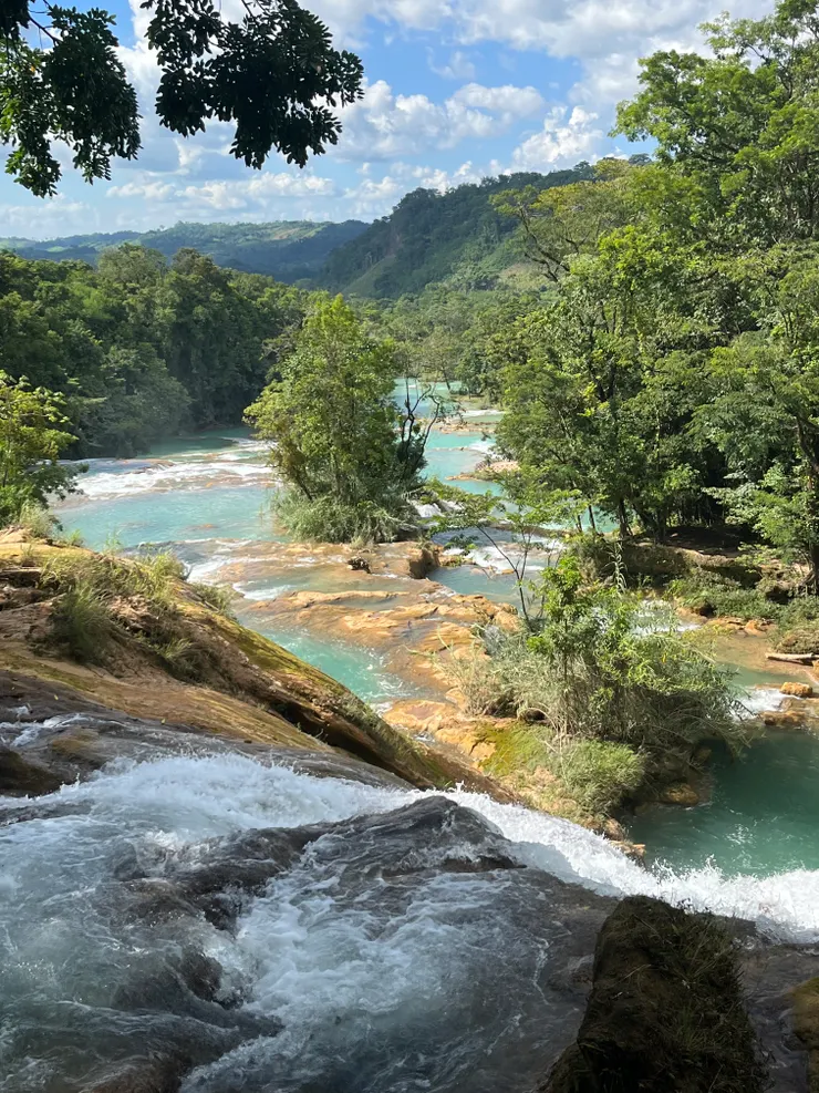 Aqua azul瀑布上面