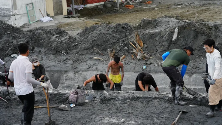 被國軍指引到佛祖街清水圳的志工