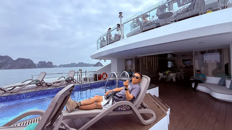 坐船欣賞環繞包圍海灣的群島