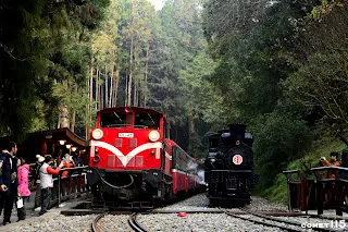 左邊是正班的神木線區間車，恢復兩股道的神木站也為未來全線通車做好準備