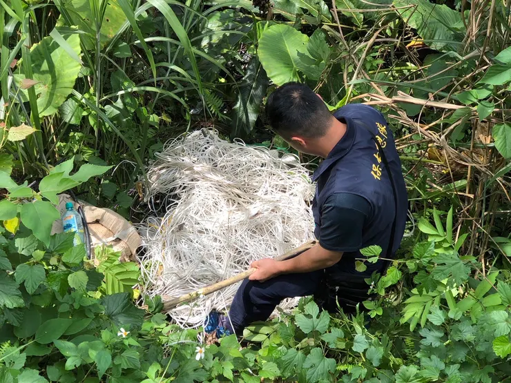 保七總隊第五大隊搜查遭棄置廢棄物地點(林業保育署新竹分署提供)
