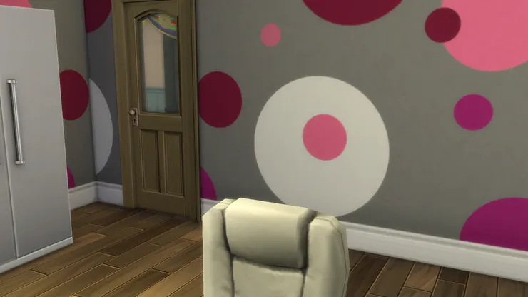 這個房間我特意選用了很玩味的壁紙,沒理由在睡房用這種誇張的風格吧。在這種公共空間使用最適合了。