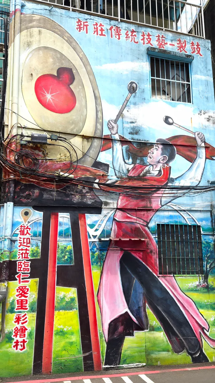 那尊擊鼓鳴冤的壯士，表情猙獰中帶點堅毅，堅毅中又帶點「昨晚沒睡好」的黑眼圈。