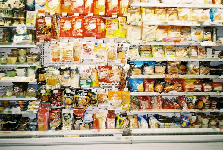 在曼谷的第一餐是青旅附近的7-11，不得不說泰國的7-11真的很好吃耶！！但好辣...又辣又爽的...