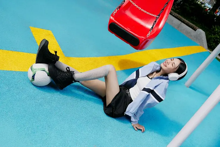 ▲「零重力太空靴」系列兼具保暖與輕盈時尚,大展豐富的街頭造型,為街拍穿搭的首選單品。