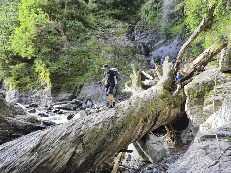 ▲一路尋找壘石，跨越各種障礙。