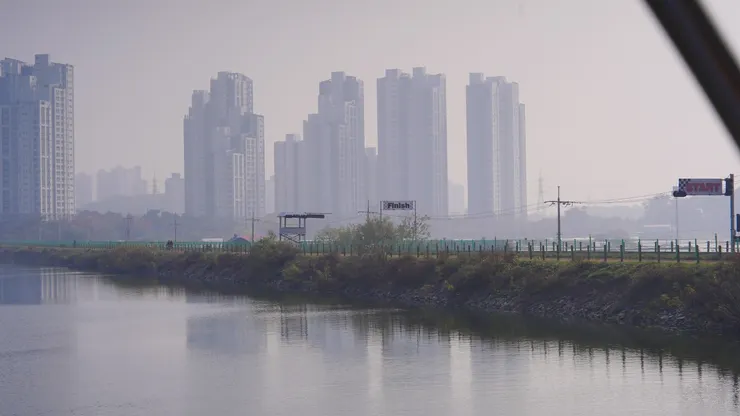 嚴重霧霾，看到finish 了，但不是終點。