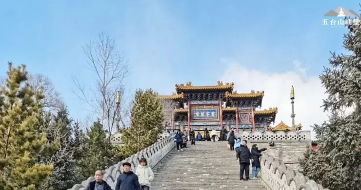 朝聖之旅從山腳出發，沿途經過莊嚴的寺廟與壯麗的山景，帶來心靈上的平靜與啟發。