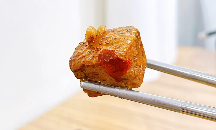 小白拉麵的胡麻醬花椰菜與四分豆干小菜組合，淋上濃郁不膩口的胡麻醬，東湖巷弄美食。