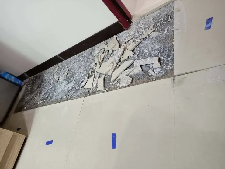 圖說:傳統修繕需敲除重鋪,施工過程常伴隨粉塵與噪音,讓不少家庭感到困擾。(圖/奕明地磚工程)