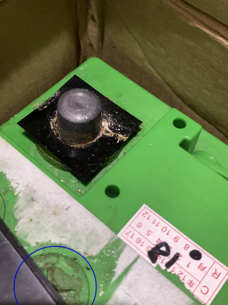  購於2018/07藍色圈處是其中一個加水孔