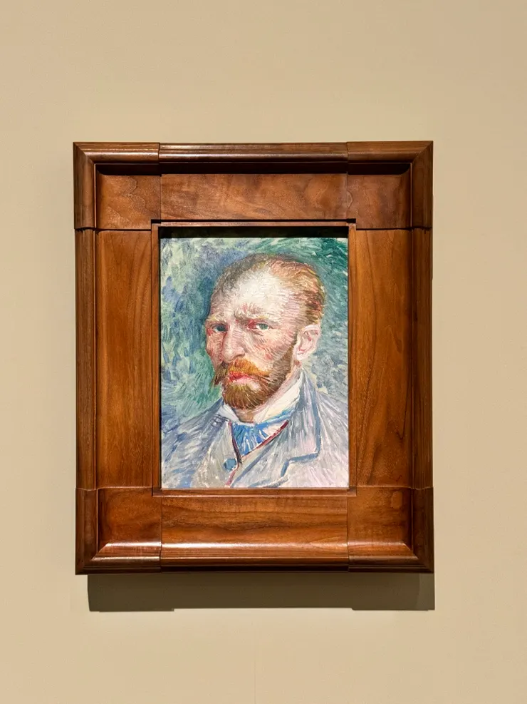 梵谷在第二時期畫出的【自畫像】，除了對色彩和細節的掌握，還加入了自己的情緒