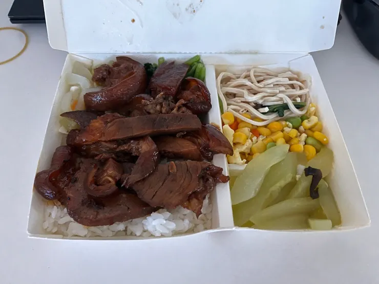 今天的虱目魚看起來像腿庫，吃起來也像腿庫，滿厲害的。