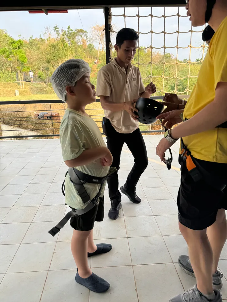 戴浴帽是為了但安全帽的衛生，很周到！