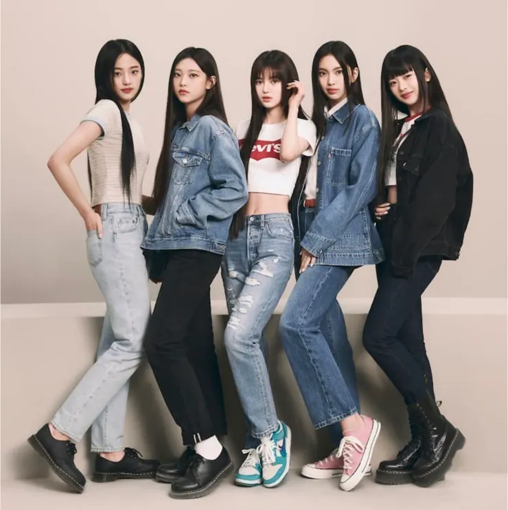 NewJeans 由 3 位韓國籍成員 Minji、Haerin、Hyein，1 位越南、澳洲雙籍成員 Hanni，以及一位韓國、澳洲雙籍成員 Danielle 所組成，是韓國娛樂公司 HYBE 子公司 ADOR 於 2022 年 7 月推出的女子音樂團體。
