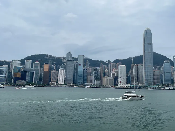 維多利亞港望向對岸~香港島的高樓大廈。