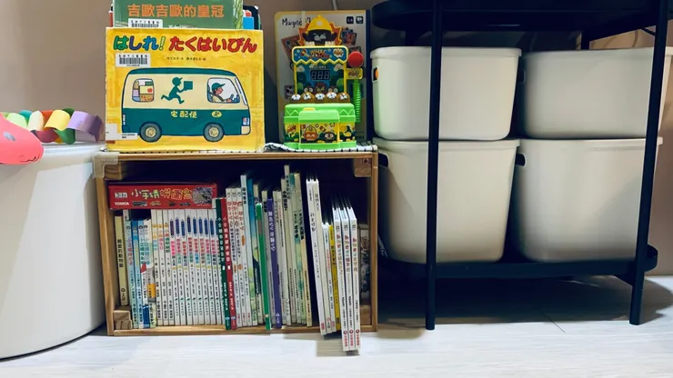 木箱裡是我們很喜歡的繪本,木箱上則是定期會去圖書館更新的繪本。其他小玩具則用無印的收納箱分類收好,也統一視覺外觀。