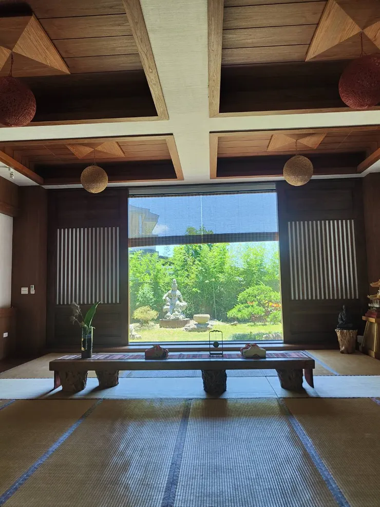 抄經堂的門窗端景也很好看 (不過我照片好像拍歪了🤣 )