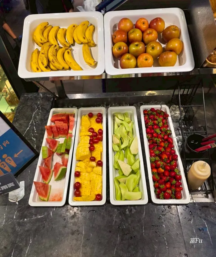 最搶手的那盆草莓,平日中午用餐,所有人都在排隊一直拿,不過店員補餐得速度也很快,不用擔心吃不到!