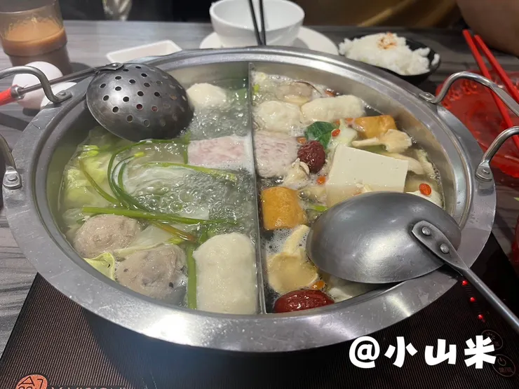 兩人一鍋可選兩種湯底,原味湯底+0元(左),港式花雕雞湯底+49元(右)