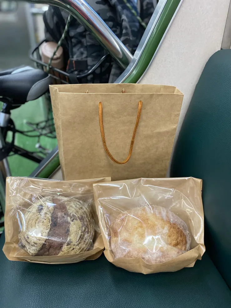 謝謝好友的愛心特製麵包，我最愛這種歐式麵包，韌性十足的口感正是我的人生寫照