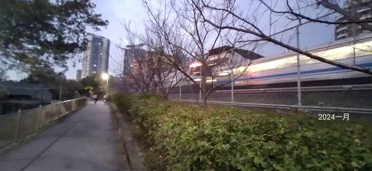 捷運從步道旁邊經過